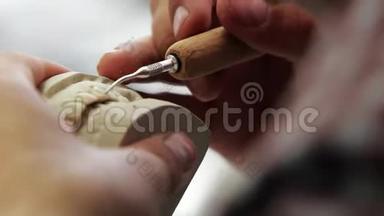 牙医制作一种由石膏铸造而成的<strong>种植牙</strong>假体。 整形牙科，修复术.. 微笑设计艺术家