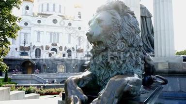 教堂背景中狮子的铜像