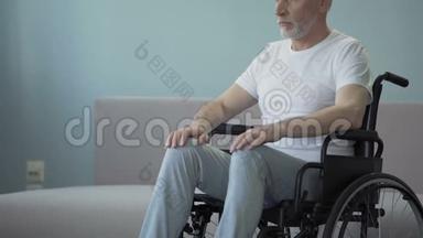 健康<strong>康复中心</strong>轮椅上受伤的男子，希望能再次行走