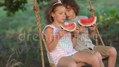 孩子们吃西瓜，荡秋千.. 温暖的暑假，幸福的家庭，兄弟姐妹