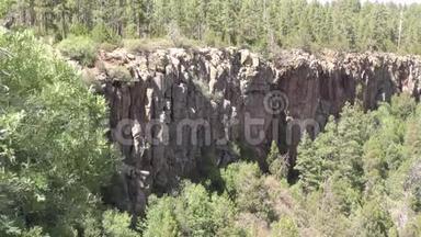 亚利桑那州，橡树溪峡谷，沿着橡树溪峡谷的墙壁的岩石悬崖