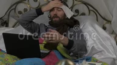 一个病人躺在床上，脖子上戴着一条温暖的围巾，头上戴着一条毛巾，视频上和医生聊天