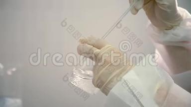 化验员戴防护手套，在烧瓶中混合粘稠液体