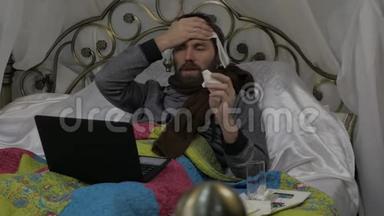 一个病人躺在床上，脖子上戴着一条温暖的围巾，头上戴着一条毛巾，视频上和医生聊天