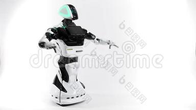 现代机器人技术。 光明工作室里的机器人。 Android在白色背景上举起和放下双手。 A.