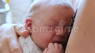 母亲抱着新生儿拥抱和母乳喂养她的婴儿，婴儿头部的特写，温柔和母亲的关怀。