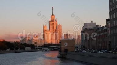 日落时Kotelnicheskaya大堤高楼大厦景观
