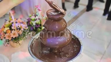 结婚庆典上的巧克力喷泉。