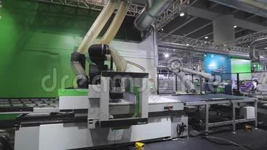 工业机器人手臂，工业机器人机械手在工厂工作
