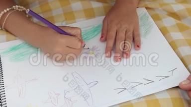 小女孩用<strong>彩色铅笔画</strong>画的手。