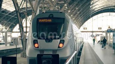 去华沙的现代化火车。 前往波兰概念简介片段