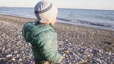 宝宝的生活方式.. 男孩看着大海。 与斯泰西卡姆