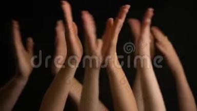 用掌声举起双手或在黑色背景上<strong>拍手</strong>。