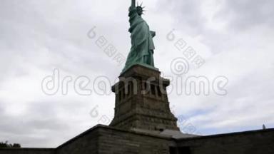 纽约，8月3日：自由女神像从纽约哈德逊河的雕像岛