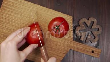 厨师用锋利的钢刀在木板上切番茄，煮沙拉，做蔬菜饭，<strong>生吃</strong>