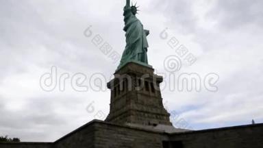 纽约，8月3日：自由女神像从纽约哈德逊河的雕像岛