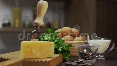 奶酪和鸡蛋放在厨房的桌子上，家里做煎蛋卷的原料，煎蛋卷的原料，健康的
