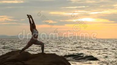 女人在海上对着<strong>太阳升起</strong>的天<strong>空</strong>做瑜伽