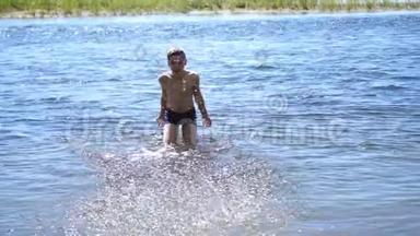 快乐的家伙在一条山河里游泳。 喷水，夏日炎炎