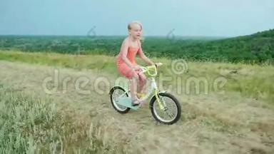一个穿着<strong>粉红</strong>色连衣裙的酷女孩在乡下骑自行车。 村里无忧无虑的童年.. 慢动作4k<strong>视频</strong>