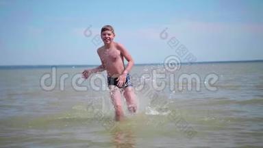 快乐的孩子在海滩上快乐地奔跑。 喷水，<strong>夏日炎炎</strong>