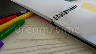 笔记本在桌面上划笔慢镜头拍摄