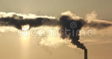4K视频。 在夕阳渐变的天空下蒸制冷却塔和吸烟的工业烟囱