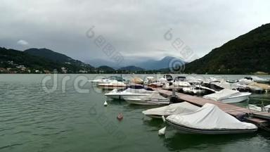 Lugano-Ceresio湖的时间流逝，意大利拉韦纳·庞特·特雷萨的小码头上有船只