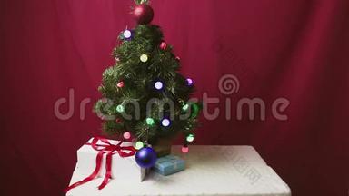 圣诞树上有五颜六色的玩具和漂亮的包裹里的礼物。
