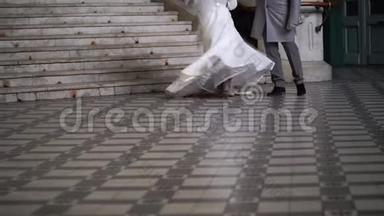 新娘在新郎身边盘旋，挥舞着婚纱