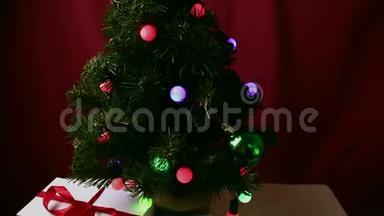 圣诞<strong>树上</strong>有五颜六色的玩具和<strong>漂亮</strong>的包裹里的礼物。