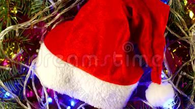 木制背景和红色圣诞帽上的圣诞灯和云杉枝，<strong>2019</strong>年<strong>新年</strong>，<strong>圣诞节</strong>，<strong>圣诞节</strong>