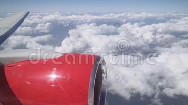 从舷窗到云层的景色。 从飞机的窗口看飞机的机翼与<strong>喷气</strong>发动机。