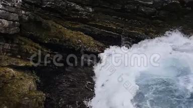 美丽的蓝<strong>色</strong>海浪<strong>撞</strong>击岩石和悬崖在晴天在布德瓦，黑山。 有泡沫的波浪。 暴<strong>风</strong>