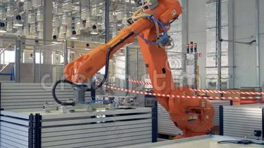 现代工业工厂理念.. 机器人手臂包装产品。