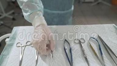手术结束后，外科医生从手术台上取出手臂上的<strong>医疗器械</strong>。 医生将无菌工具放入