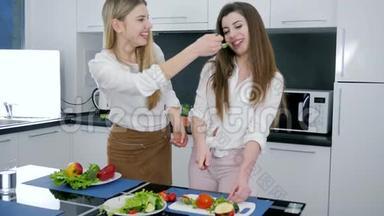 适当的营养，妇女准备蔬<strong>菜</strong>沙拉，在家厨房<strong>品尝</strong>