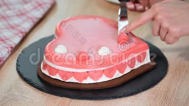 糖果装饰心形慕斯蛋糕。 情人节蛋糕。