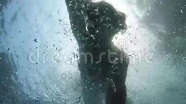 漂亮的年轻女人在游泳池里用Go-pro相机潜水。 慢动作。 1920x1080