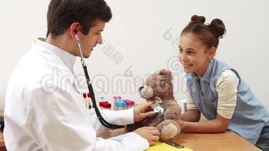 一个小女孩带着她的玩具熊去看医生`约会。