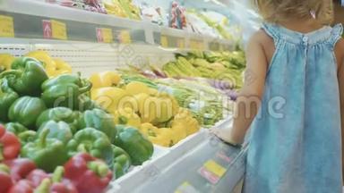 小女孩走过货架，在杂货店买蔬菜，后景