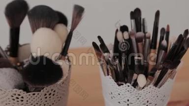 在木制桌子上的化妆室里的专业化妆包。