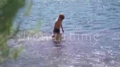 快乐的家伙在一条山河里<strong>游泳</strong>。 喷水，<strong>夏日</strong>炎炎