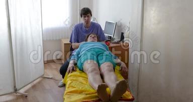 一位老年妇女在骨伤组织的<strong>接待处</strong>