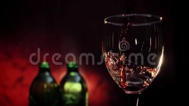 在玻璃杯中倒入红酒，两瓶和深红色背景，浪漫的气氛，高质量的视频