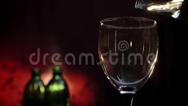 将白葡萄酒倒入玻璃杯中，两瓶和红色背景，酒精饮料灌装杯