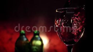 在高脚杯中倒入红酒，液体四处飞溅，两瓶深红色背景，4k视频