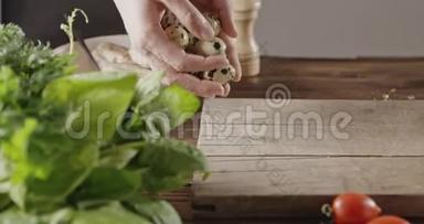 一个女人把鹌鹑蛋扔在切割木板上。 鸡胸肉，菠菜，鹌鹑蛋，西红柿，核桃