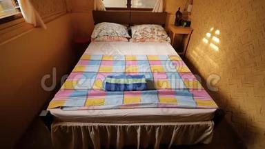 在亚洲国家的一家廉价旅馆里，一间便宜的房间里。 房间里有一张双人床。
