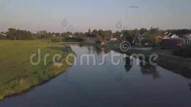 日落时分飞越俄罗斯古城苏兹达尔的<strong>卡门卡</strong>河。